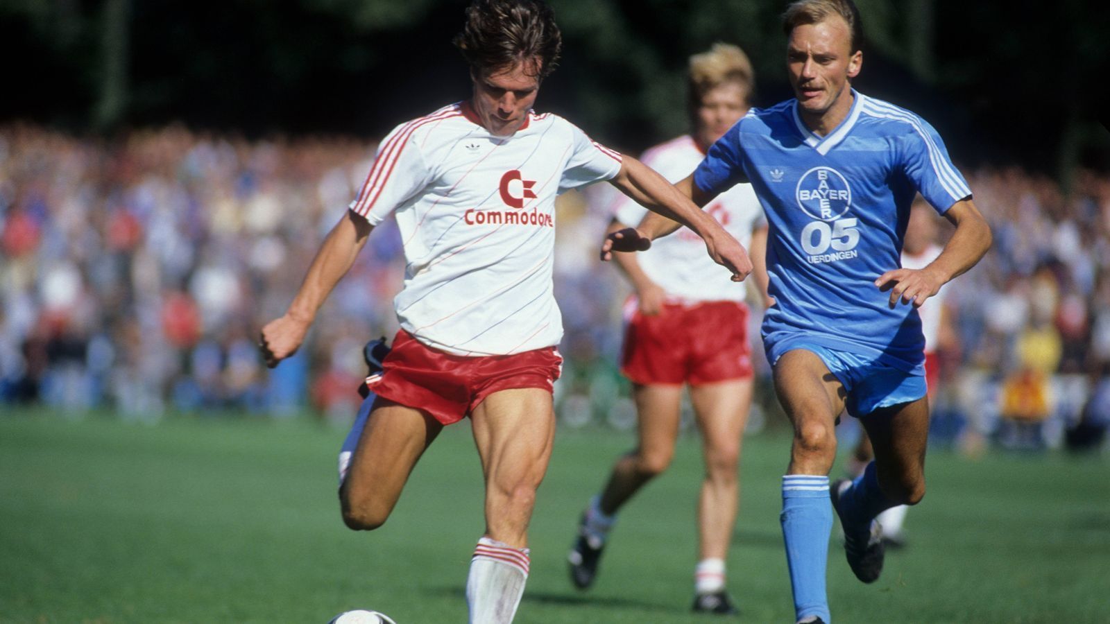 
                <strong>KFC Uerdingen – Bis 1996 in der Bundesliga</strong><br>
                In den 1980er und 1990er Jahren war der Verein Dauermitglied in der Bundesliga, damals noch unter dem Namen Bayer Uerdingen. Nach der Trennung von der Bayer AG geriet der Verein jedoch in finanzielle Schwierigkeiten, die den KFC Uerdingen bis in die 6. Liga führte.  
              