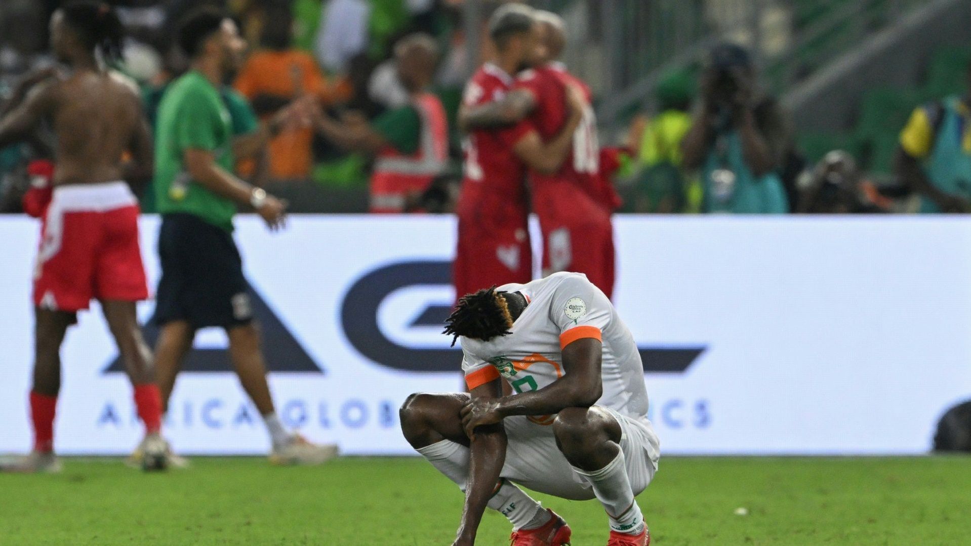 <strong>Gruppenphase, 3. Spieltag: Äquatorialguinea - Elfenbeinküste 4:0</strong><br>Der Gastgeber steht kurz vor dem Aus - ein weiterer wankender Top-Favorit. Die Ivorer waren ihrem Gegner unterlegen und müssen nun um das Weiterkommen zittern. Als Gruppendritter liegt das Schicksal der Elfenbeinküste nun in den Händen anderer. Wie auch bei der EM kommen beim Afrika Cup die vier besten drittplatzierten Teams weiter.