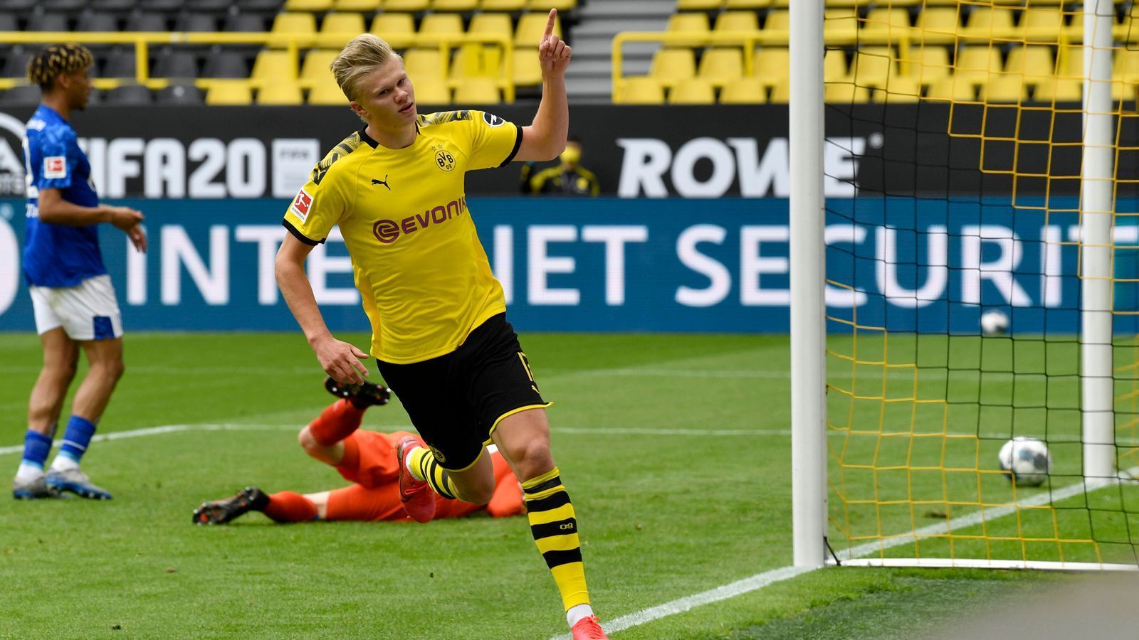 
                <strong>Haaland erobert Bundesliga im Sturm</strong><br>
                Während Lewandowski, der im Sommer 2010 von Lech Posen zum BVB wechselte, eine ganze Saison als Anlaufzeit benötigte, startete Haaland nach seinem Transfer von Red Bull Salzburg nach Dortmund im Frühjahr 2020 sofort so richtig durch. Schon in seinem ersten Halbjahr beim BVB brachte es der Norweger auf 13 Bundesliga-Treffer und traf damit deutlich öfter als Lewandowski einst in seiner ersten, vollen Spielzeit (acht Tore). Dennoch entwickelte sich auch Lewandowski seit 2011 vom aufstrebenden Talent zum Weltstar, der mittlerweile die stolze Bilanz von 291 Bundesliga-Toren in 363 Spielen für den FCB und die Borussia vorzuweisen hat. In der Vorsaison stellte Lewandowski mit 41 Saisontoren zudem einen neuen Bundesliga-Rekord auf und löste Gerd Müller (40 Saisontore) ab. 
              