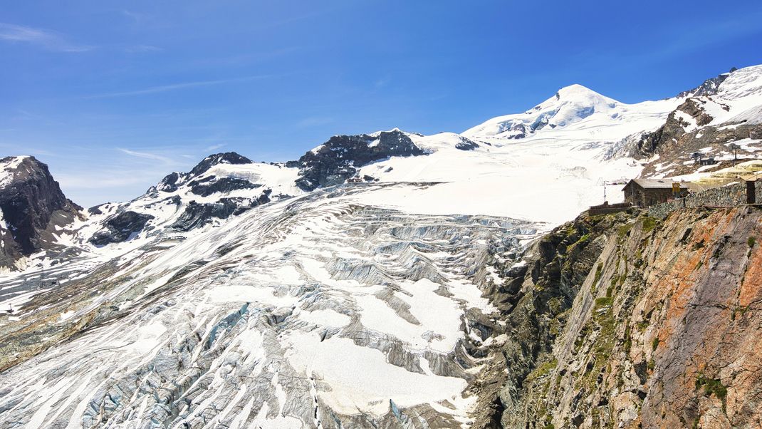 In den Schweizer Alpen im Kanton Wallis wird ein deutscher Wanderer vermisst. 