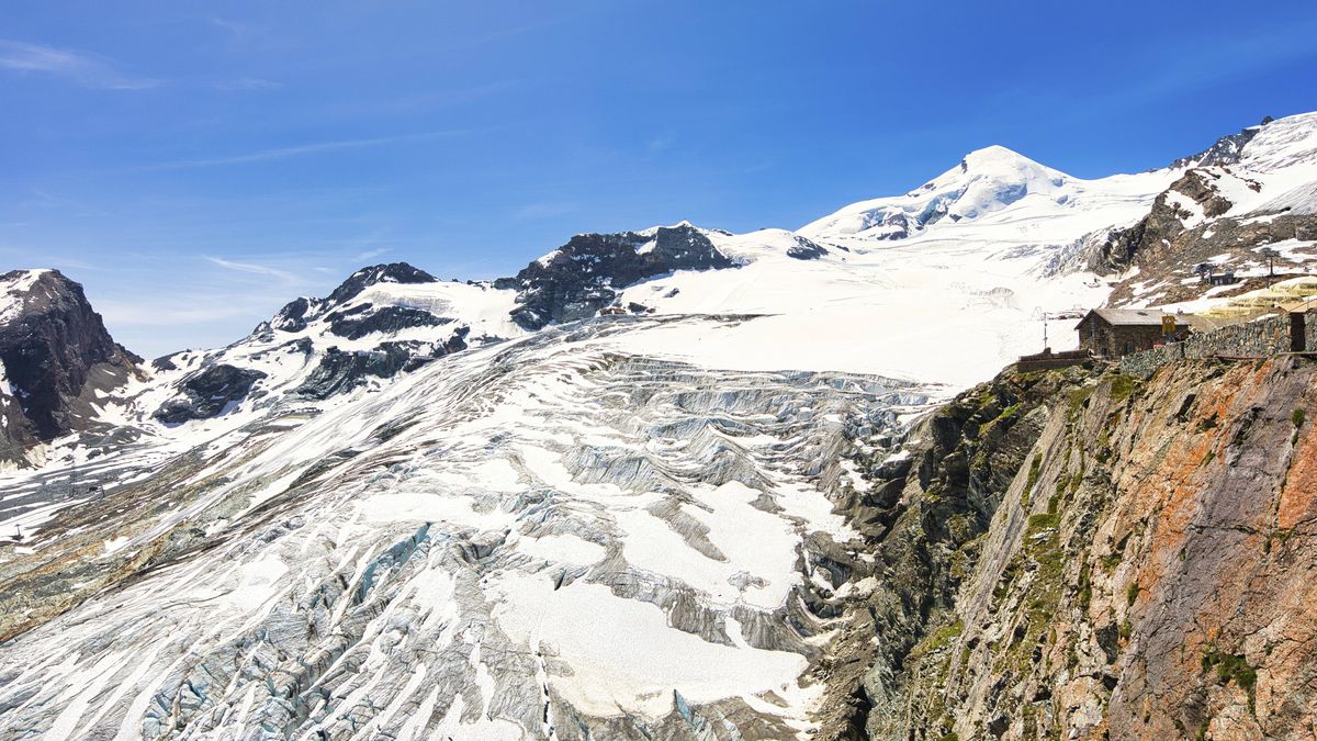 In den Schweizer Alpen im Kanton Wallis wird ein deutscher Wanderer vermisst. 