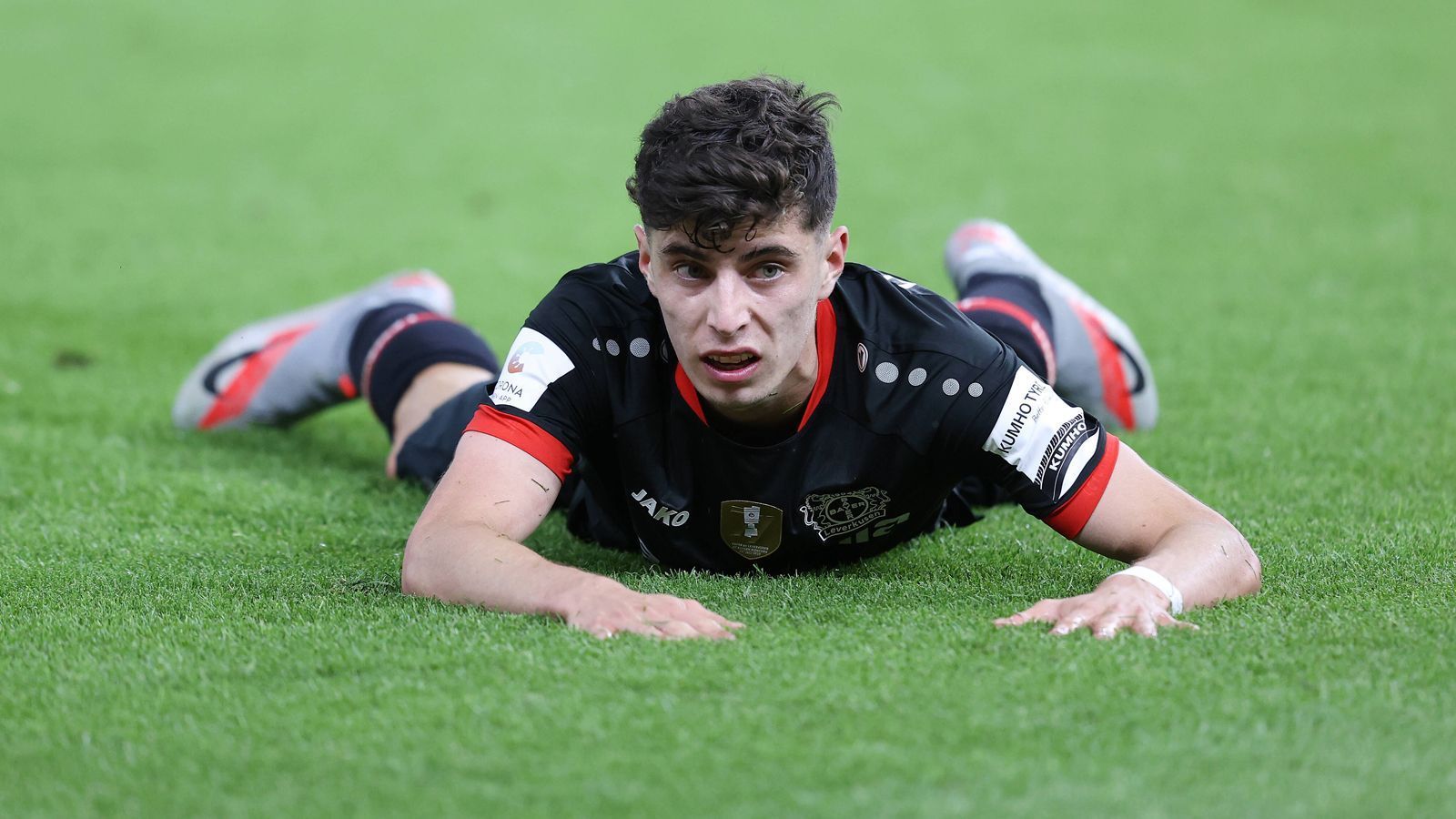 
                <strong>Kai Havertz (Bayer Leverkusen)</strong><br>
                Der FC Chelsea gilt momentan als heißester Abnehmer für das 21 Jahre alte Ausnahmetalent, für den Bayer Leverkusen 100 Millionen Euro Ablöse fordern soll. Allerdings kämpfen die Blues noch um den Einzug in die Champions League, sollte dieser misslingen könnte auch wieder der FC Bayern ein Thema werden. Auch wenn Vorstandschef Karl-Heinz Rummenigge zuletzt einen Havertz-Transfer ausgeschlossen hat.
              