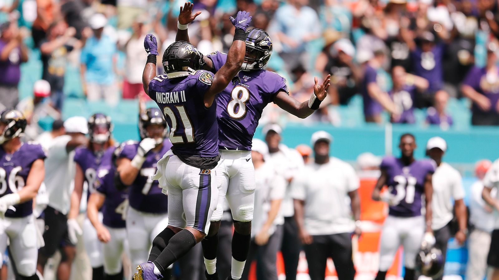 
                <strong>Platz 1: Baltimore Ravens</strong><br>
                ... die Baltimore Ravens! Angeführt von Lamar Jackson revolutionieren die Ravens die Liga und dominierten im vergangenen Jahr mit einem absolut einzigartigen Laufspiel. Jackson knackte dabei den Rushing-Rekord von Michael Vick und schaffte alleine mit seiner Anwesenheit Räume für seine Running Backs. Die bekommen jetzt sogar eine gefährliche Waffe hinzu, denn Baltimore draftete in der zweiten Runde J.K. Dobbins, der bei Ohio State statistisch sogar besser als Ezekiel Elliott bei den Buckeyes spielte. Zusammen mit Mark Ingram, Gus Edwards und einer der besten Offensive Lines der Liga sollten die Ravens ihre Lauf-Dominanz aus der letzten Saison wiederholen können. 2019 waren die Ravens mit über 200 Rushing Yards pro Spiel die klar beste Laufoffensive der Liga.
              