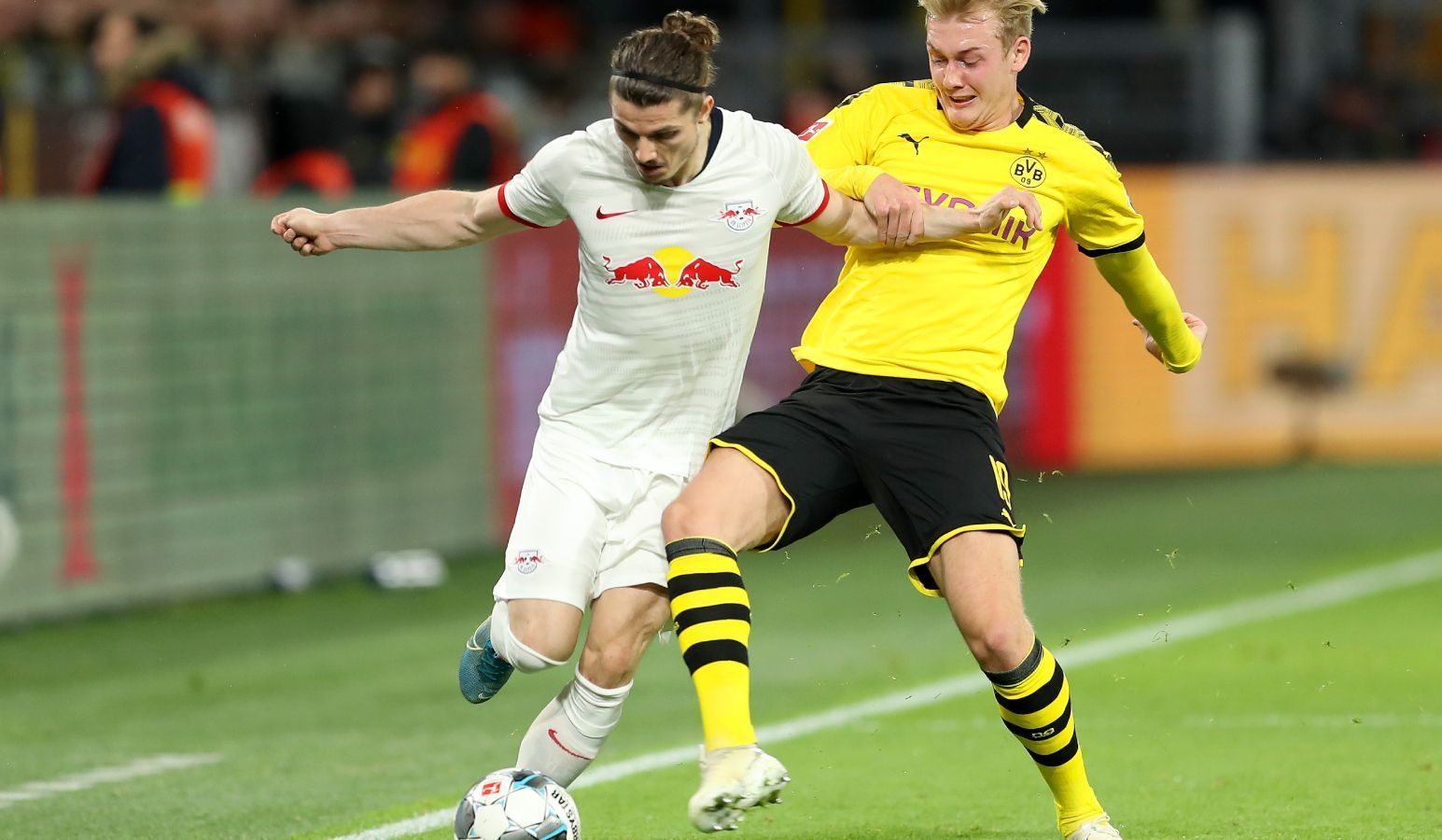 
                <strong>Marcel Sabitzer (RB Leipzig)</strong><br>
                Viel mit Defensivarbeit beschäftigt, kaum Entfaltungsmöglichkeiten nach vorne, wenn doch, dann mit unpräzisen Bällen. Findet nicht wirklich ins Spiel. Beim 3:2 für Dortmund zu weit vom Gegenspieler weg. Muss in der 70. Minute für Cunha vom Feld. ran-Note: 4
              