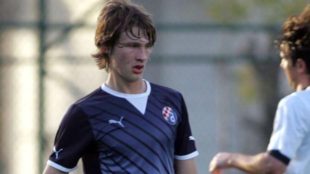 
                <strong>Tin Jedvaj</strong><br>
                Tin Jedvaj: Und noch ein Zagreb-Talent spielt derzeit in Deutschland! Der variabel einsetzbare Defensivmann Jedvaj verließ Kroatien 2014 als 17-Jähriger, um beim AS Rom durchzustarten. Doch daraus wurde nichts. Ein Jahr später lieh ihn Bayer Leverkusen aus, um relativ schnell die vereinbarte Kaufoption für den EM-Teilnehmer von 2016 zu ziehen. Die Römer soll der Transfer von Jedvaj fünf Millionen Euro gekostet haben, Bayer inklusive Leihgebühr und Kaufoption acht Millionen Euro.
              