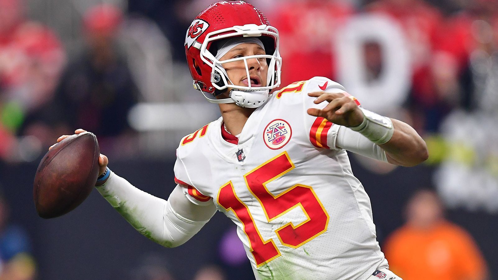 
                <strong>1. Patrick Mahomes (Kansas City Chiefs)</strong><br>
                ... Patrick Mahomes! Wenig überraschend belegt der Passgeber der Kansas City Chiefs die Spitzenposition. Trotz einer Verstauchung des Sprunggelenks führte er seine Kansas City Chiefs gegen die Jacksonville Jaguars zum 27:20-Triumph, brachte 22 seiner 30 Passversuche für 195 Yards an den Mann, warf zwei Touchdown-Pässe und blieb ohne Turnover.
              