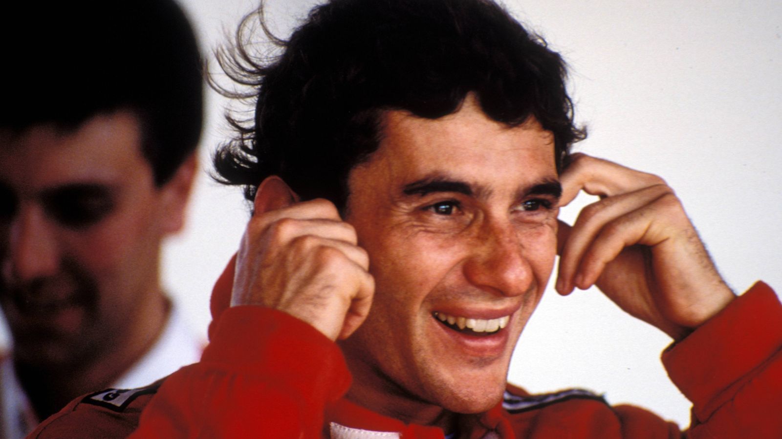 
                <strong>Ayrton Senna: Als die Formel 1 ihre Seele verlor</strong><br>
                Doch das sind viele. Bei Senna ist es mehr, viel mehr. Sein Charisma, ob nun auf der Strecke, oder abseits, mit dem er die Menschen in seinen Bann zieht und um den Finger wickeln kann.
              