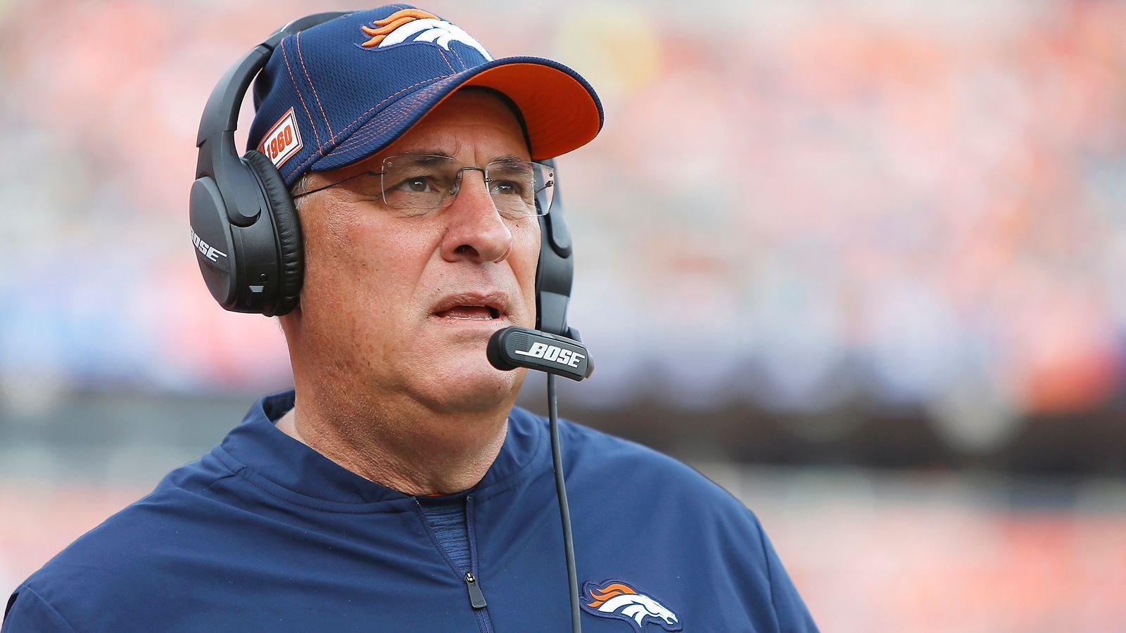 
                <strong>Vic Fangio (Denver Broncos)</strong><br>
                John Elways Geduldsfaden dürfte 2020 sehr kurz sein. Vier Quarterbacks in vier Jahren, keine Konstanz auf der wichtigsten Position, außerdem vier Saisons ohne Playoffs. Vic Fangio hatte 2019 den üblichen Welpenschutz für Head Coaches im ersten Jahr. Der fällt nun weg, der Druck steigt, die Erwartungen auch - und damit auch die Fallhöhe des Coaches.
              