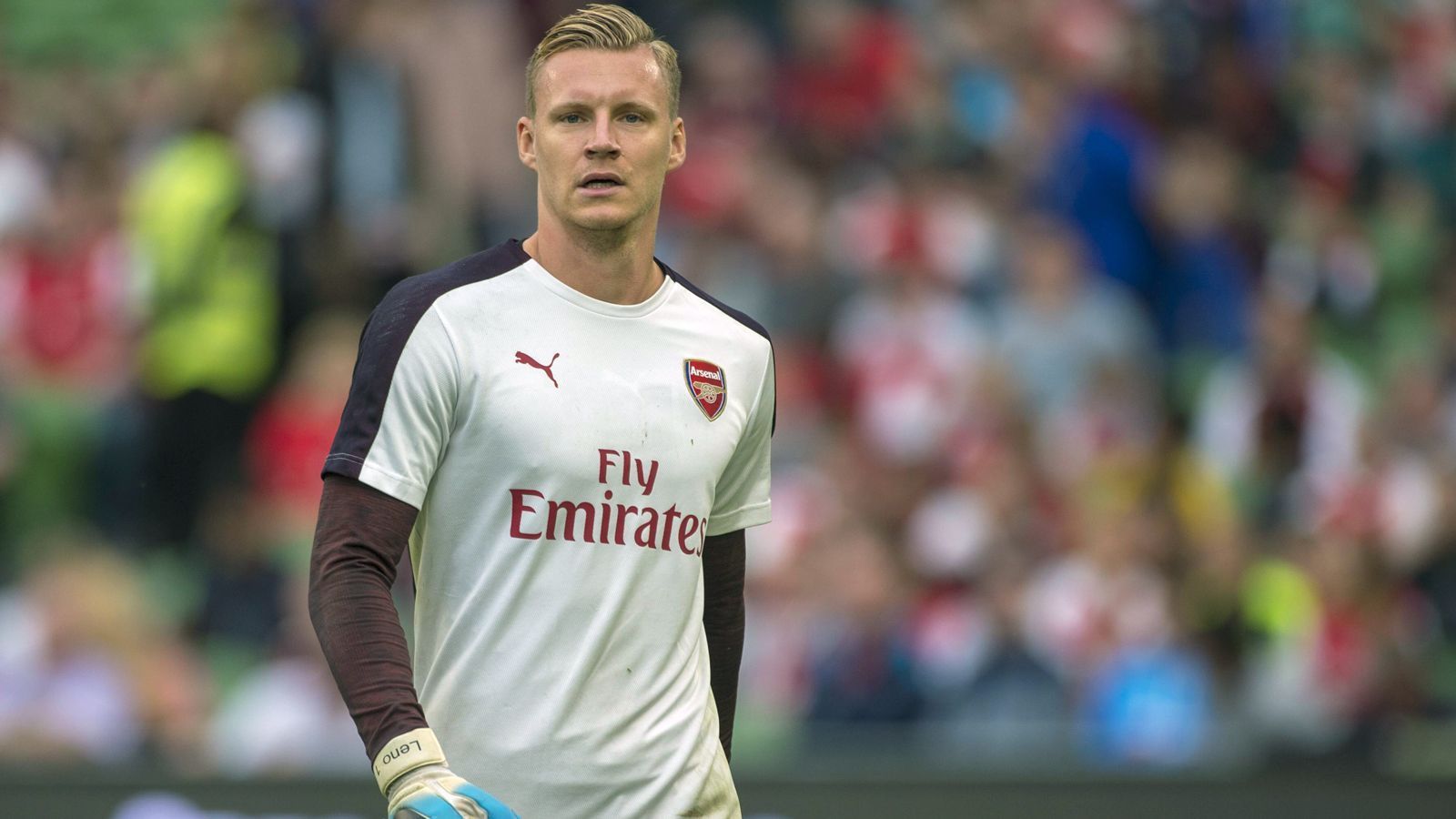 
                <strong>Bernd Leno (FC Arsenal)</strong><br>
                Ulreich war ein Kandidat für den deutschen WM-Kader, durfte aber nicht mit nach Russland - ebenso wie Bernd Leno. Der Ex-Leverkusener wurde nach dem DFB-Trainingslager in Südtirol aussortiert und erhielt gleich danach den nächsten Nackenschlag. Eigentlich wurde der 26-Jährigen nach seinem Wechsel zum FC Arsenal dort als Nummer 1 gehandelt, schließlich soll er auch 25 Millionen Euro Ablöse gekostet haben. Die Realität sieht aber anders aus: Leno sitzt bislang nur auf der Bank. Trainer Unai Emery entschied sich für Routinier Petr Cech. Mit David Seaman stellte sich eine Arsenal-Torwart-Ikone zuletzt ebenfalls gegen Leno. "Nur, weil er viel Geld gekostet hat, heißt das nicht, dass er direkt ins Team kommt", sagte der 54-Jährige der "Daily Mail".
              