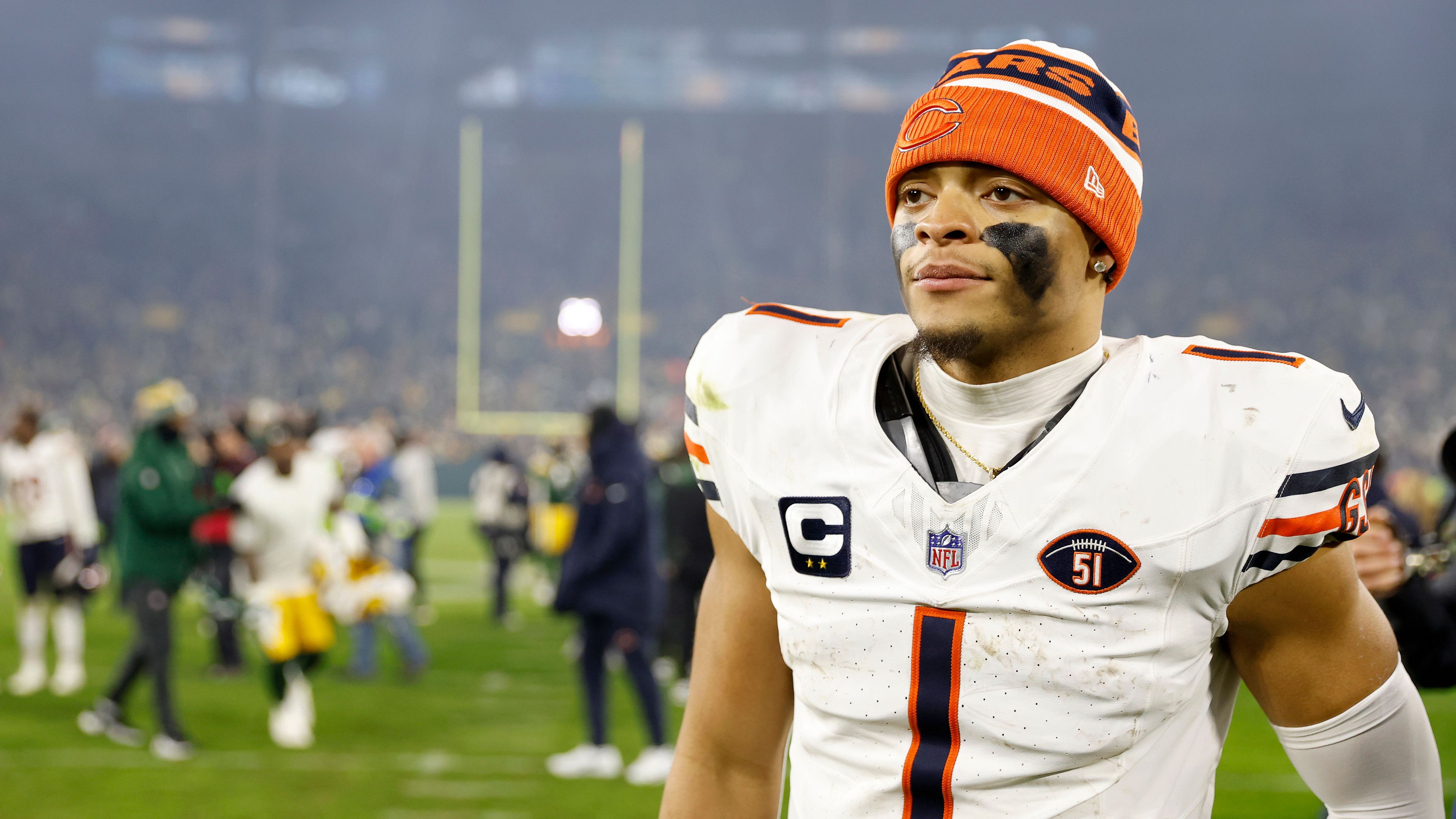 <strong>Chicago Bears</strong> <br>Die Bears haben mit Justin Fields einen Quarterback mit Potenzial. Dennoch gibt es Zweifel, ob Fields der Franchise-Spielmacher für die kommenden Jahren sein kann. Außerdem haben die Bears den Top-Pick im Draft. Fields für weitere Picks ziehen zu lassen und mit einem neuen Signal Caller – der vermutlich Caleb Williams heißen würde - einen Neustart anzugehen, klingt verlockend.