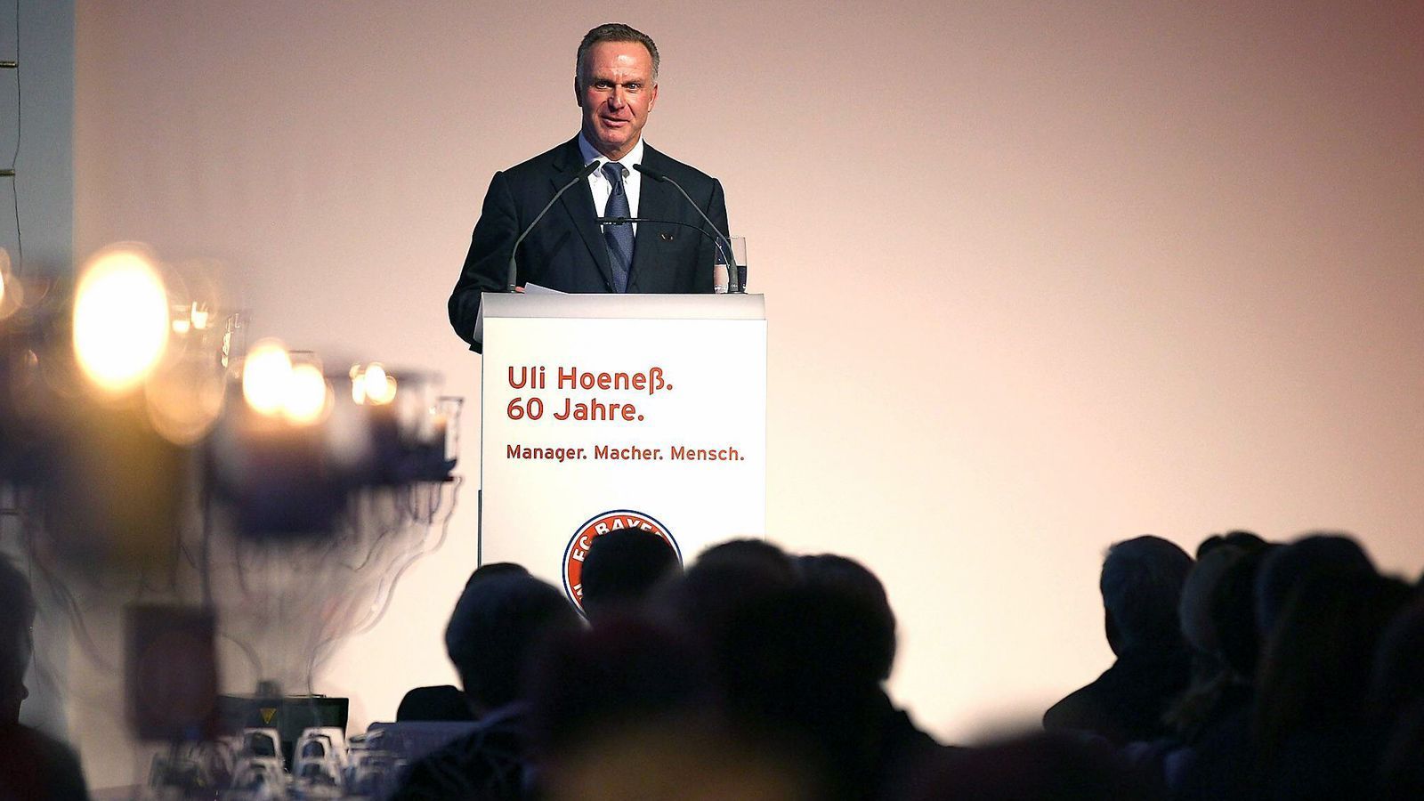 
                <strong>Gratulation zum 60. Geburtstag von Uli Hoeneß</strong><br>
                "Uli ist der Vater Teresa vom Tegernsee, der Nelson Mandela von der Säbener Straße und die Mutter aller Manager", sagte Rummenigge bei den Feierlichkeiten zum runden Geburtstag des damaligen Bayern-Präsidenten Uli Hoeneß. Mit "Vater Teresa" spielte Rummenigge auf Hoeneß' Spruch aus der Vergangenheit an, mit dem dieser auf eine Aussage von Moderator Günther Jauch reagierte. "Günther Jauch hat Jürgen Klinsmann als Obama des deutschen Fußballs bezeichnet. Wenn er Obama des deutschen Fußballs ist, bin ich Mutter Teresa", schoss Hoeneß in Richtung des kurz zuvor entlassenen Klinsmann, der als Bayern-Trainer nicht einmal eine volle Saison an der Säbener Straße im Amt blieb. 
              