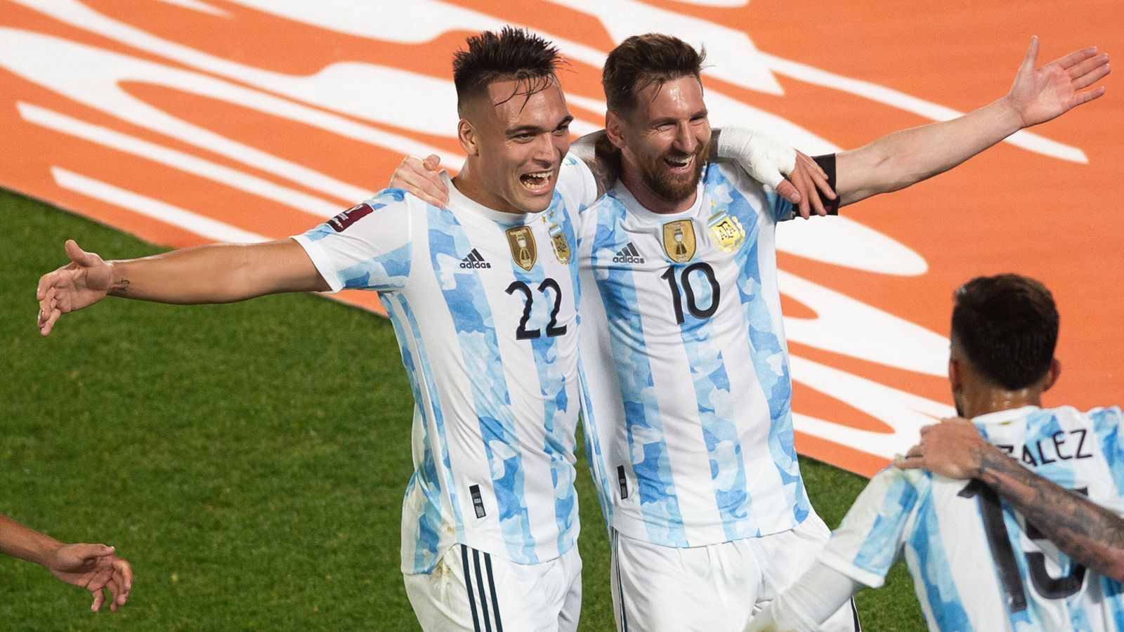 
                <strong>Argentinien</strong><br>
                Auch der amtierende Copa-America Sieger Argentinien wird bei der WM in Katar dabei sein. Die "Albiceleste" um Superstar Lionel Messi löste bereits Mitte November mit einem torlosen Unentschieden gegen den Rivalen aus Brasilien das WM-Ticket, da zeitgleich Chile Ecuador mit 2:0 unterlag. Der zweimalige Weltmeister wird somit in Katar zum 18. Mal an einer WM-Endrunde teilnehmen. 
              