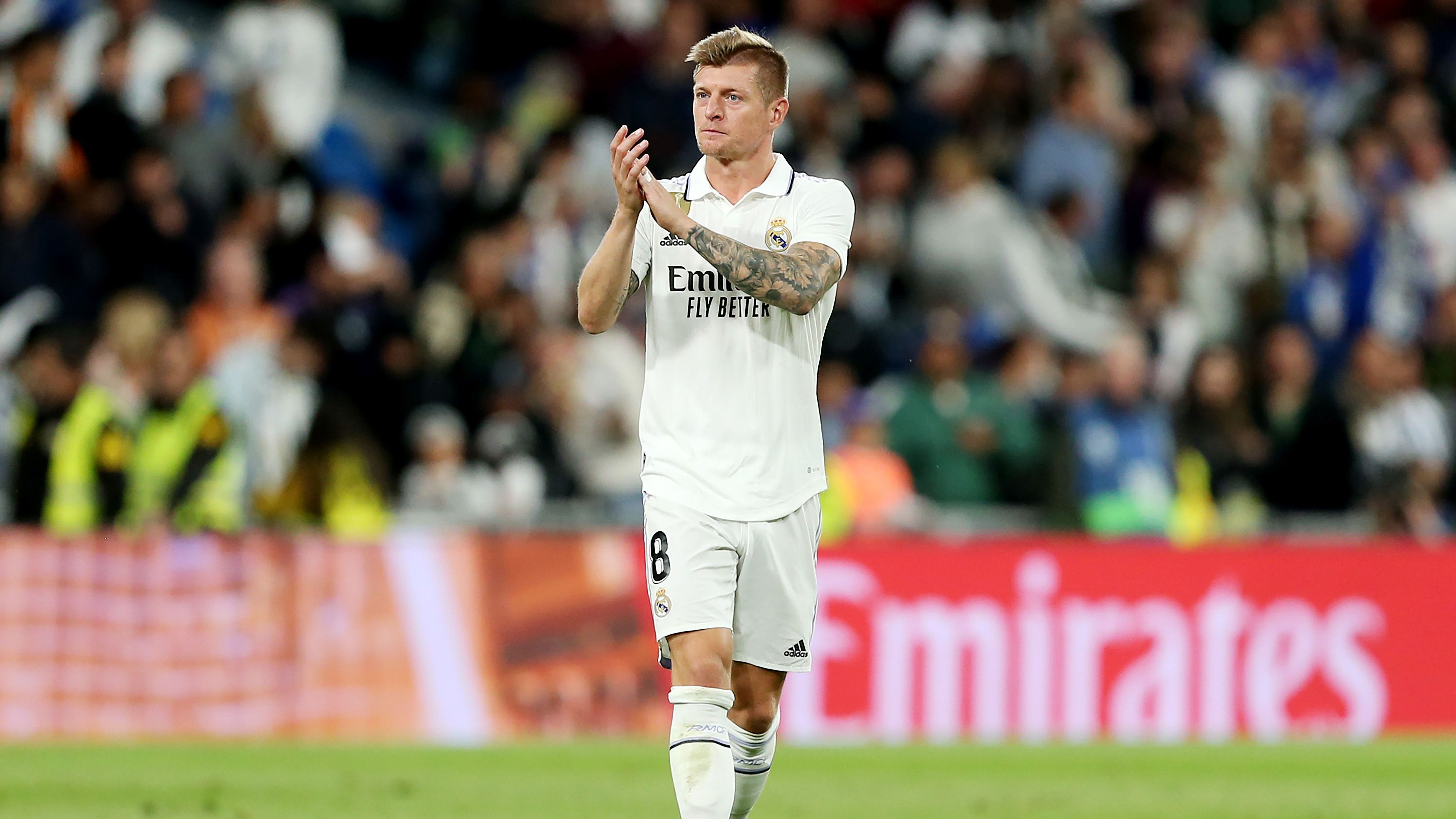 <strong>Toni Kroos (Real Madrid)</strong><br>Bei Real Madrid bahnt sich offenbar endgültig ein Generationswechsel an. Wie "Sport" berichtete, wollen sich die "Königlichen" am Ende der laufenden Saison gleich von fünf Spielern trennen. Vier davon - Toni Kroos (33, Foto), Luka Modric (38), Nacho (33) und Lucas Vazquez (32) - sind schon über 30 Jahre alt. Nur der 24-jährige Andriy Lunin ist jünger. Die Verträge des Quintetts laufen im Sommer 2024 aus.