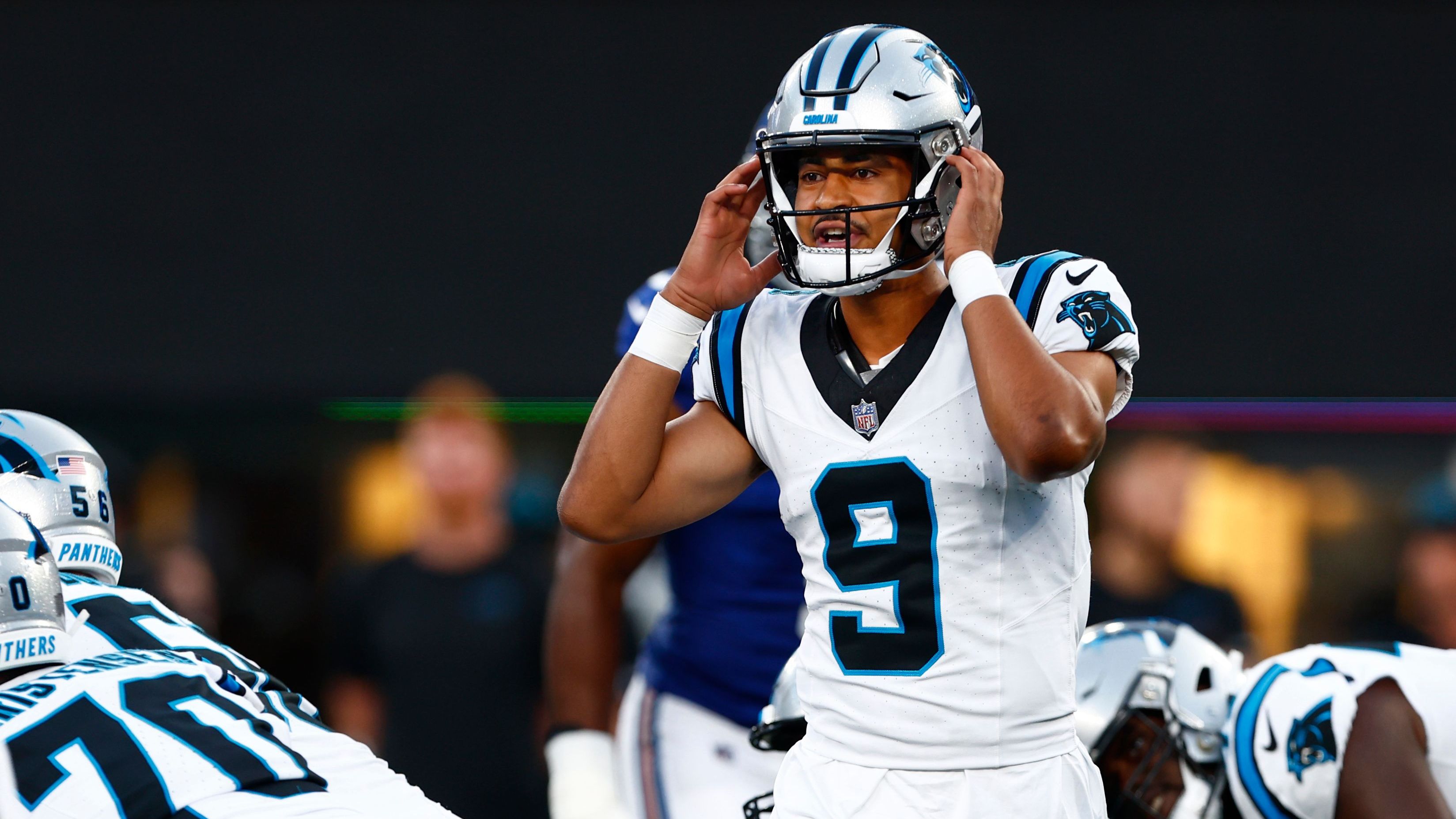 <strong>Carolina Panthers: Quarterback Bryce Young</strong><br>Der Nummer-Eins-Pick im Draft ist der dritte Rookie-Quarterback auf dieser Liste. Die Panthers sind für ihn All-In gegangen und tradeten mehrere Picks und Wide Receiver D.J. Moore an die Bears, um Young zu draften. Der Weg zum Erfolg ist noch sehr weit, doch die Hoffnung in Carolina ist es, in Bryce Young einen Franchise-Quarterback für die Zukunft zu haben.&nbsp;