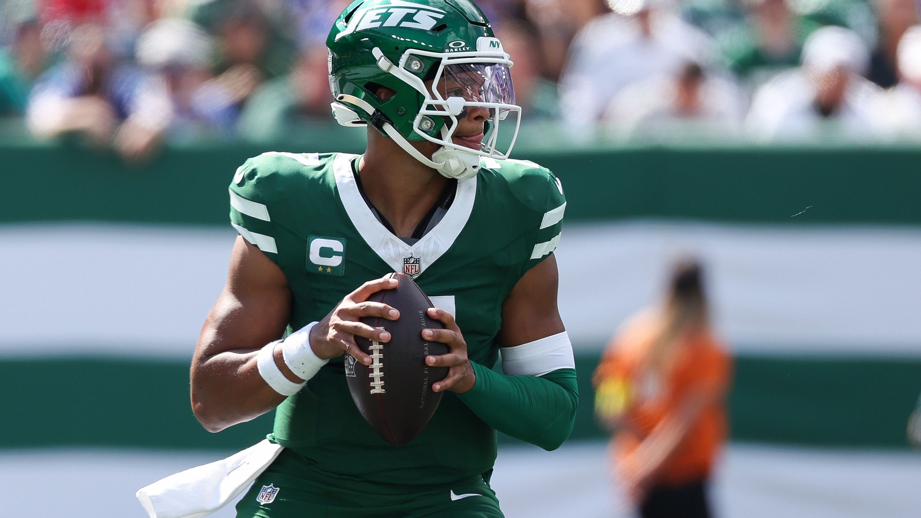<strong>Justin Fields (New York Jets)</strong><br>Die New York Jets müssen am 3. Spieltag gegen die Tampa Bay Buccaneers auf Quarterback Justin Fields verzichten. Wie Head Coach Aaron Glenn am Mittwoch bei einem Pressetermin bestätigte, wird Fields am Sonntag wegen einer Gehirnerschütterung fehlen. Für ihn wird Backup Tyrod Taylor spielen. Fields zog sich die Kopfverletzung zu, als er bei der 10:30-Niederlage gegen die Buffalo Bills von Joey Bosa gesackt wurde und dabei mit dem Hinterkopf auf dem Boden aufschlug.