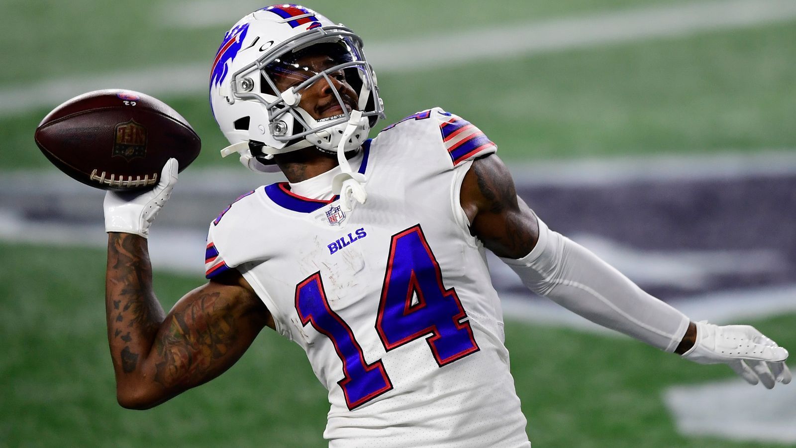 
                <strong>3. Stefon Diggs (Buffalo Bills)</strong><br>
                Nach seinem Trade nach Buffalo hat Diggs eine besondere Verbindung mit Quarterback Josh Allen aufgebaut. 166 Mal warf Allen auf Diggs, dieser fing den Ball 127 Mal und brachte es auf 1.535 Receiving Yards, was jeweils der Top-Wert in der NFL ist. "Er trainiert jeden Tag, als ob es ein Spieltag wäre. Dafür ist er bekannt. Er ist wirklich schnell und ein guter Route Runner", erklärte ein AFC-Coordinator.
              