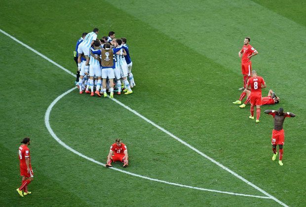 
                <strong>Argentinien vs. Schweiz (1:0 n.V.) - Freude und Trauer</strong><br>
                Während die Argentinier in einen Freudentaumel verfallen, müssen die Schweizer die bittere Niederlage verdauen.
              