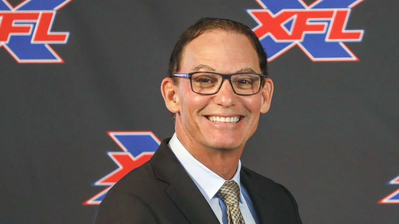 
                <strong>Marc Trestman (Tampa Bay Vipers)</strong><br>
                Als Spieler wurde Trestman 1979 in das Trainingscamp der Minnesota Vikings eingeladen, konnte sich allerdings nicht durchsetzen und legte den Fokus daher auf seine Trainerlaufbahn. Der Höhepunkt: 2013 wurde er in der NFL zum Head Coach der Chicago Bears ernannt. Zuvor hatte er sich auf diversen Stationen in der NFL als Quarterback-Coach den Ruf eines Quarterback-Flüsterers erworben. Nachdem die erste Saison immerhin mit einer 8:8-Bilanz endete, verlief die folgende Spielzeit mit nur fünf Siegen enttäuschend. Die Folge: Trestman wurde entlassen. Im Januar 2015 wurde er zum Offensive Coordinator der Baltimore Ravens ernannt, im Oktober 2016 allerdings wieder freigestellt. Zuletzt war der heute 64-Jährige Head Coach in der Canadian Football League (CFL) bei den Toronto Argonauts und gewann 2017 die Meisterschaft.
              