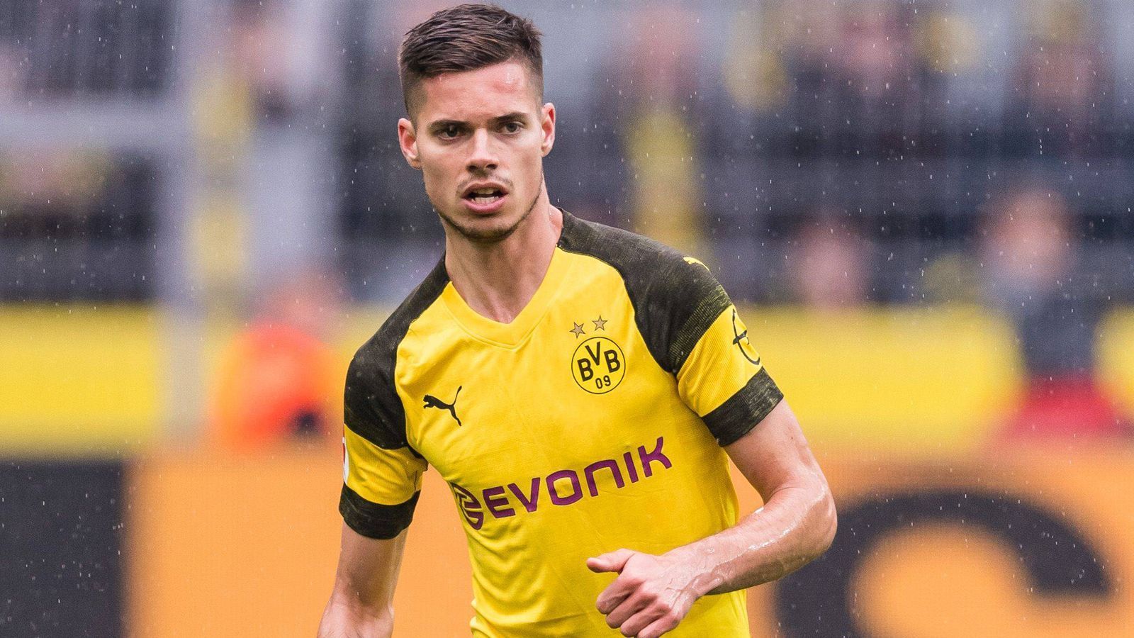 
                <strong>Julian Weigl</strong><br>
                Ist 60 Minuten lang nicht wirklich gefordert. Wird es doch mal brenzlig, ist auf ihn Verlass. Wirklich auszeichnen kann er sich jedoch nicht. Fungiert mehr als Ballverteiler, wobei nahezu jeder Pass auch ankommt. Doch dann kommt wie in der kompletten BVB-Abwehr der Bruch. Hat vor allem gegen Rashica seine Probleme und kann sich oft nur durch Foul behelfen. Kassiert in der 80. schließlich auch Gelb. ran-Note: 4
              