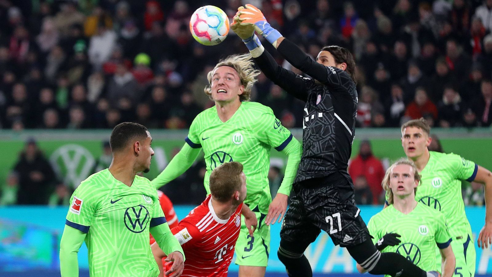 
                <strong>Yann Sommer</strong><br>
                Der Torwart des FC Bayern kommt beim Gegentreffer zum 1:3 lediglich mit den Fingerspitzen an den Ball, war allerdings chancenlos. Selbiges trifft auf das zweite Gegentor zu. Bei einem Eckball in der 16. Minute hat er eine kleine Unsicherheit, weil er den Ball nicht festhält. Ansonsten strahlt er viel Sicherheit aus und bleibt fehlerfrei. ran-Note: 3
              