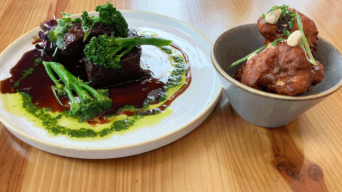 Geschmortes vom Rind mit glasiertem Broccolini, Blumenkohl - "Wings", Gremolata und Jus