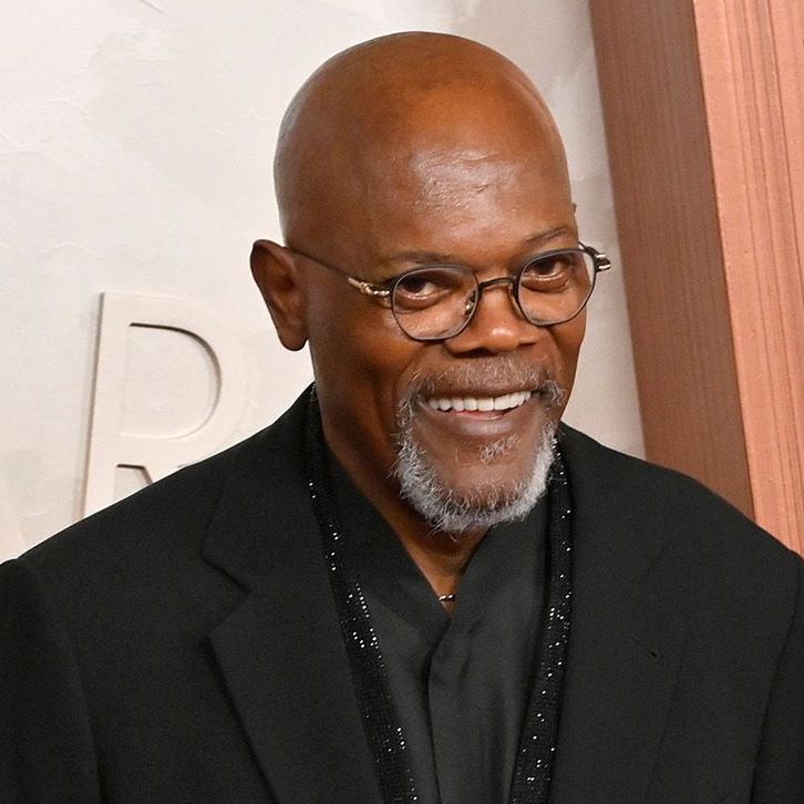 Eine Collage zeigt Samuel L. Jackson im Jahr 2025 und in seiner Rolle als Jules Winnfield in "Pulp Fiction".