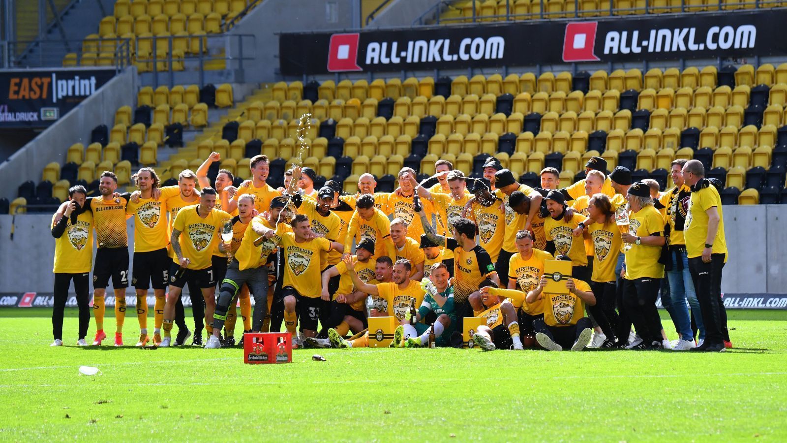 
                <strong>Dynamo Dresden</strong><br>
                Dynamo Dresden hat am vergangenen Wochenende den direkten Wiederaufstieg in die 2. Bundesliga perfekt gemacht. Kurz zuvor hatte sich die SGD von Coach Markus Kauczinski getrennt, Alexander Schmidt übernahm interimsmäßig. Fünf der sechs folgenden Pflichtspiele gewann Schmidt und führte Dresden damit zurück in die 2. Liga, jedoch besitzt er keinen Vertrag über den Sommer hinaus, womit die Station lediglich ein Intermezzo bleiben könnte. Es klingt zwar höchst unwahrscheinlich, dennoch sollte ein Klose-Engagement bei Dynamo nicht völlig ausgeschlossen werden.
              