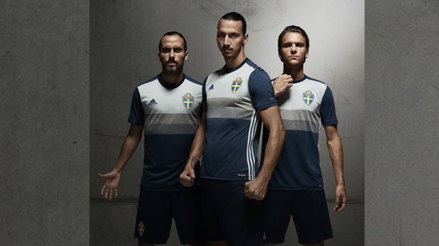 
                <strong>Schweden (Auswärtstrikot)</strong><br>
                Schweden (Auswärtstrikot): Das Nationaltrikot für die Europameisterschaft 2016 in Frankreich präsentierten Erkan Zengin (li.), Zlatan Ibrahimovic und Albin Ekdal (re.).
              