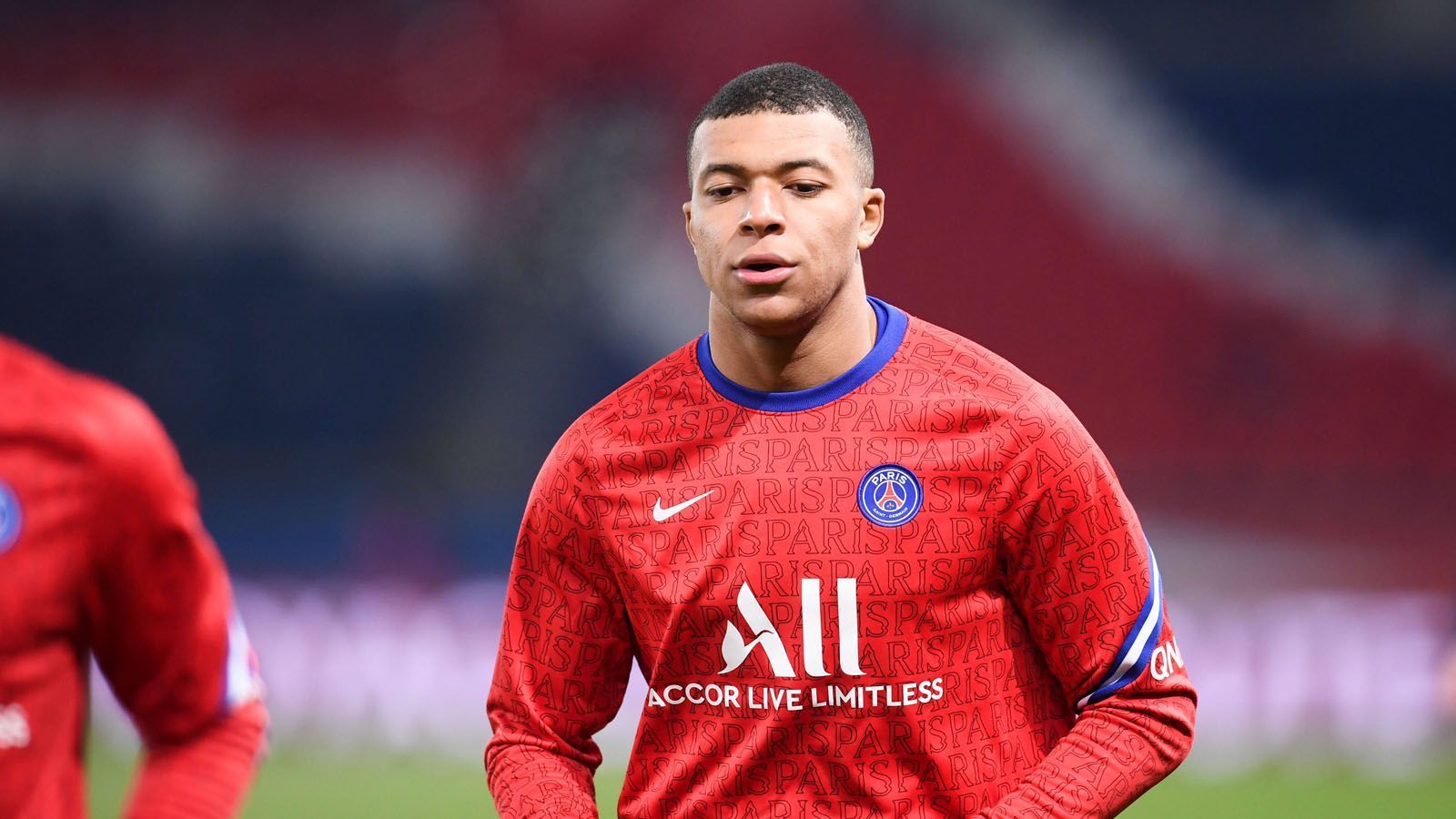 
                <strong>Kylian Mbappe zu Real Madrid? Diese Spieler soll Real abgeben wollen</strong><br>
                PSG-Superstar Kylian Mbappe wird bereits seit geraumer Zeit mit einem Wechsel zu Real Madrid in Verbindung gebracht. Bislang jedoch kam diese Verbindung nicht über den Status eines Gerüchts hinaus. Doch laut der spanischen Zeitung "AS" kommt nun Bewegung in den Poker um den Weltmeister von 2018.
              