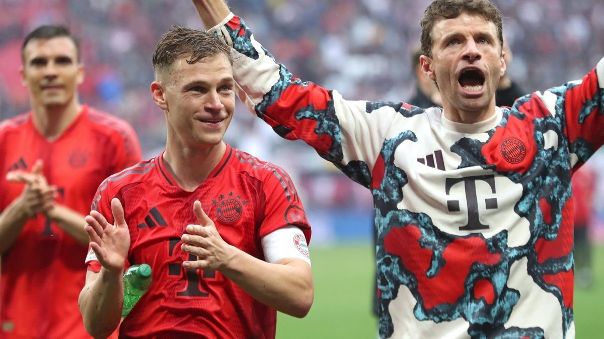 Kimmich (m.) und Thomas Müller bereits in Feierlaune