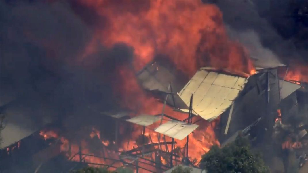 Einige Häuser sind in der Nähe von Perth bereits in Brand geraten.