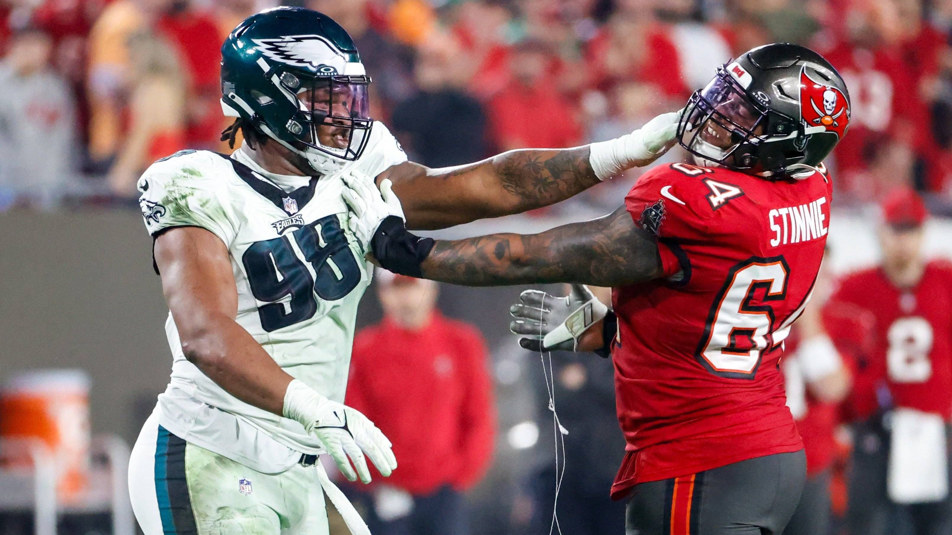 <strong>9. Pick: Jalen Carter (Philadelphia Eagles)</strong><br>Nach einem furiosen Start in die NFL-Saison sank die Formkurve von Jalen Carter etwas ab. Dennoch kam der Defensive Tackle auf starke 50 Pressures und sammelte sechs Sacks. Ein vielversprechender Beginn für den talentierten 22-Jährigen, der rund um den Draft mit <a href="https://www.ran.de/sports/american-football/nfl/news/draft2023-jalen-carter-kommt-nach-toedlichem-unfall-um-gefaengnisstrafe-herum-100683">Negativ-Schlagzeilen</a> zu kämpfen hatte.&nbsp;&nbsp;