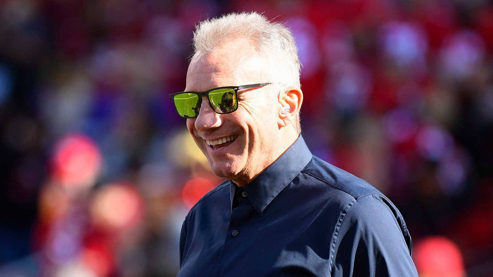 
                <strong>Montana-Trikot bringt 1,2 Millionen Dollar ein</strong><br>
                Joe Montana galt lange als der größte Spieler der NFL-Geschichte - bis ihm ein gewisser Tom Brady den Rang ablief. Zumindest in einer Kategorie liegt "Joe Cool" jetzt aber wieder vorne. Nachdem im Januar 2022 Bradys Super-Bowl-Trikot vom Sieg seiner Tampa Bay Buccaneers über die Kansas City Chiefs für die Rekordsumme von 480.000 Dollar versteigert wurde, hat Montana zurückgeschlagen. Bei einer Auktion erzielte das Trikot, das das "Comeback Kid" bei seinen Super-Bowl-Siegen 1985 und 1989 getragen hatte, einen Verkaufspreis von über 1,2 Millionen Dollar – knapp 2,5-mal mehr als Bradys Rekord.
              