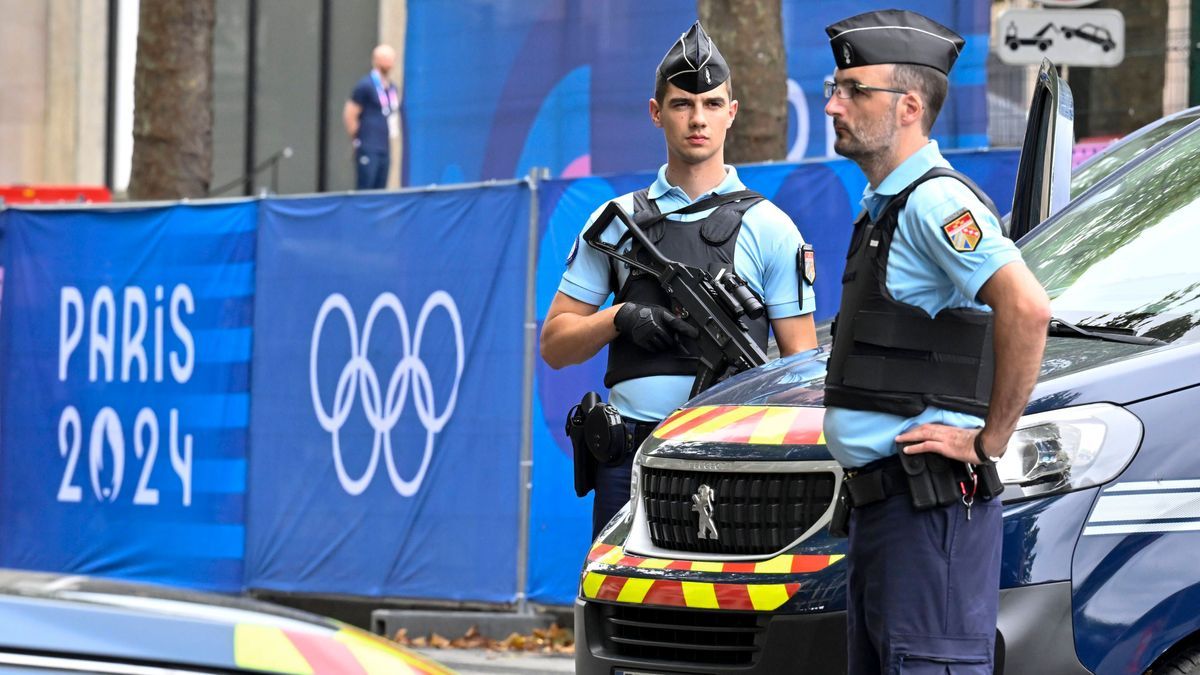 PARIS, FRANKRIKE 20240726 Poliser i arbete i närheten av Trocadero under sommar-OS i Paris. PARIS FRANKRIKE x10030x *** PARIS, FRANCE 20240726 Police officers at work near the Trocadero during the ...