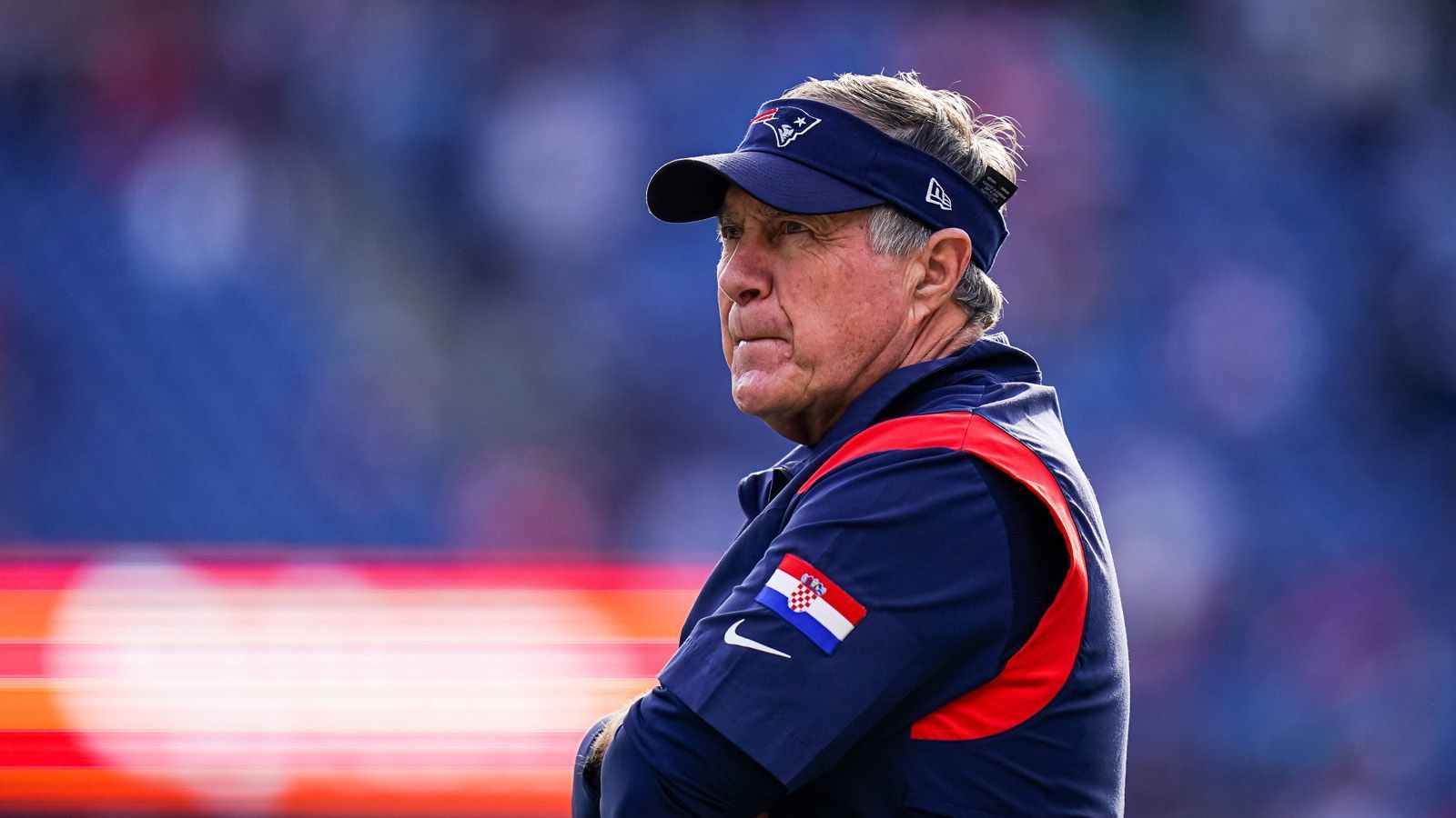 
                <strong>Bill Belichick </strong><br>
                Bill Belichick ist seit 2000 der Head Coach der New England Patriots. Er feierte wie Brady sechs Titel mit den Pats, war das Mastermind hinter den Erfolgen. Doch ohne seinen kongenialen Partner auf der Quarterback-Position läuft Belichick dem alten Erfolg hinterher. Nur in einer von drei Saisons stand er seit dem Weggang von Brady in den Playoffs. Noch ist für den Head Coach jedoch nicht Schluss - ob er mit Mac Jones und Co. aber nochmal an die alten Zeiten anknüpfen oder gar eine neue Dynastie starten kann, bleibt fraglich.
              