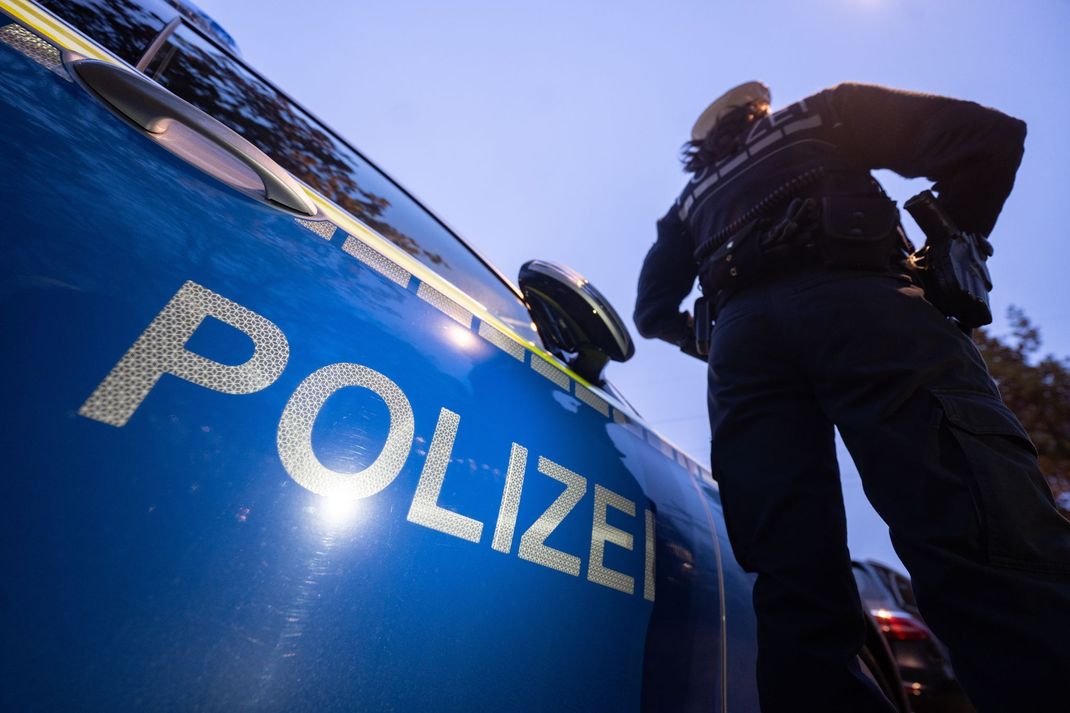 Wer der Unfallverursacher war, gab die Polizei am Morgen zunächst nicht an. (Symbolbild)