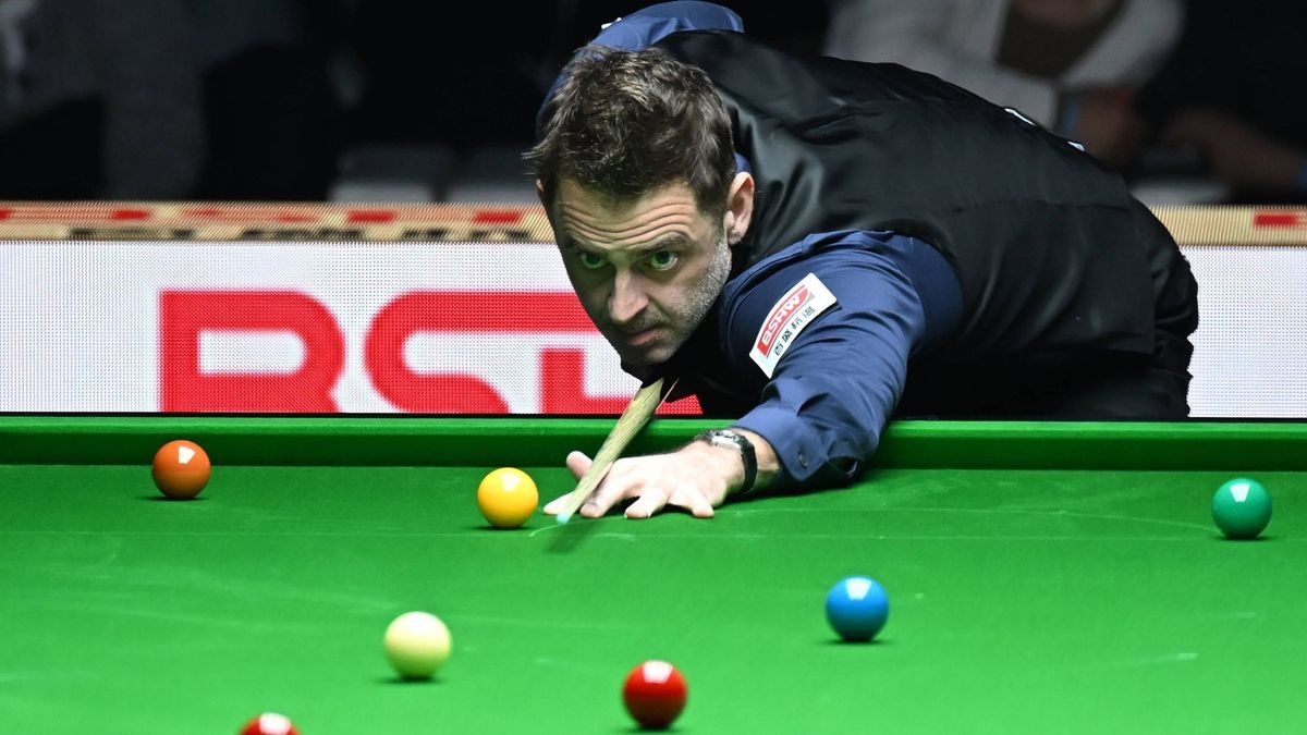 Sport Bilder des Tages HANGZHOU, CHINA - JANUARY 02: Ronnie O Sullivan of England plays a shot in a match against John Higgins of Scotland on day 2 of CBSA Snooker Superstar Invitational Tournament...