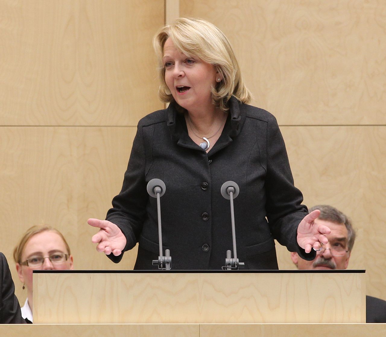 In Person von Hannelore Kraft, damalige Ministerpräsidentin von Nordrhein-Westfalen, übernimmt am 1. November 2010 die erste Frau das Amt der Bundesratspräsidentin.