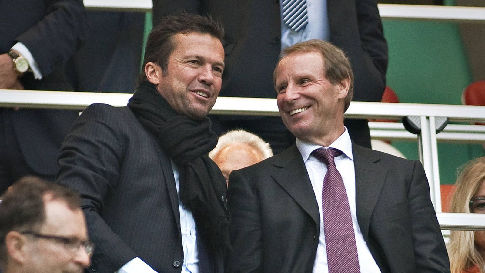 
                <strong>Das angespannte Verhältnis zu Bundestrainer Vogts </strong><br>
                Sein schwieriges Verhältnis zu Klinsmann machte ihm auch bei Nationaltrainer Berti Vogts (r.) das Leben schwer. So verpasste Matthäus die EM 1996, weil er sich mit Vogts überworfen hatte, aber möglicherweise auch, weil Klinsmann der engste Vertraute von Vogts war. Bei der WM 1998 war Matthäus zunächst auch außen vor, doch eine Verletzung von Matthias Sammer und Unterstützung aus den Medien brachten ihn dann doch noch in den Turnierkader zurück. 
              