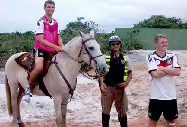 
                <strong>Pferdenarr Müller</strong><br>
                Erst die Arbeit, dann das Vergnügen – nachdem Thomas Müller und Bastian Schweinsteiger ihr Training erfolgreich absolviert haben, schwang sich der Torjäger auf den Rücken eines Pferdes. Für Müller kein ungewohntes Gefühl, immerhin besitzen er und seine Frau Lisa Müller einige Pferde.
              