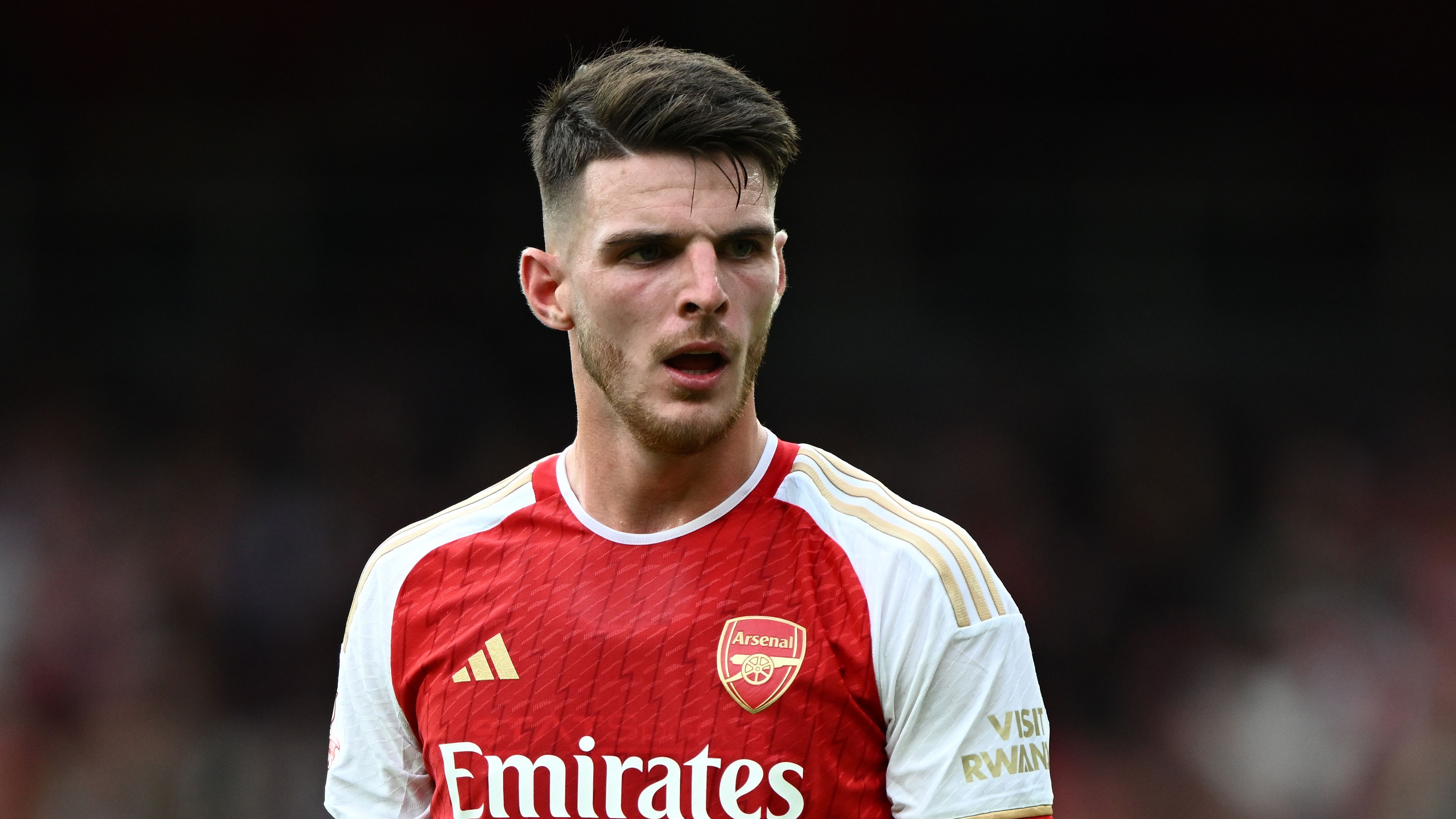 <strong>Platz 5: Declan Rice (von West Ham United zum FC Arsenal)</strong><br> Ein weiterer ligainterner Rekordtransfer ging im Juli 2023 über die Bühne, als der FC Arsenal den Mittelfeldspieler Declan Rice für <strong>116,6 Millionen Euro</strong> von West Ham United an das Emirates Stadium holte. Es ist der teuerste Neuzugang in der Geschichte der Gunners. Und einer, der voll eingeschlagen hat.