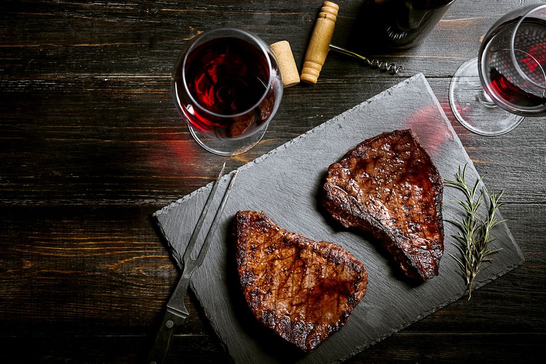 Welcher Wein passt zu Rindfleisch? Wir empfehlen Klassiker für dein Menü.