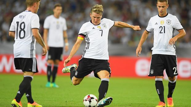 
                <strong>Schweinsteigers emotionaler DFB-Abschied</strong><br>
                Dann darf er noch einmal gegen den Ball treten. Ein letztes Mal für die deutsche Nationalmannschaft.
              
