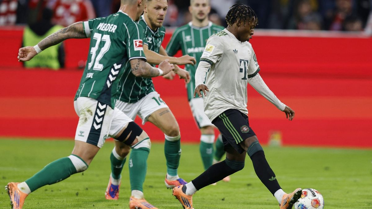 Bayerns Toptalent Wisdom Mike (r.)