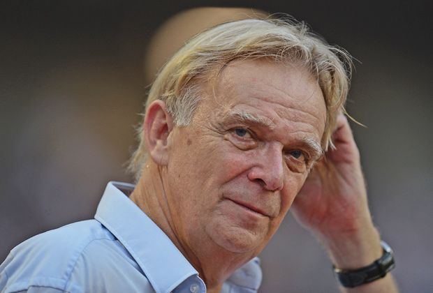 
                <strong>Kamerun</strong><br>
                WM-Premiere für Trainer Volker Finke, für die "unbezähmbaren Löwen" ist es bereits die siebte Teilnahme. Angesichts der Gruppengegner bleibt fraglich, ob die Afrikaner ihren letzten großen Erfolg von 1990 (Einzug ins Viertelfinale) wiederholen können.
              