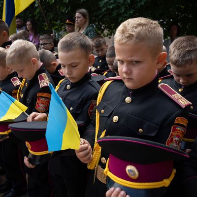 04.09.2023, Ukraine, Kiew: Junge Kadetten halten eine Schweigeminute zum Gedenken an die Absolventen, die im Krieg mit den russischen Streitkräften gefallen sind. 