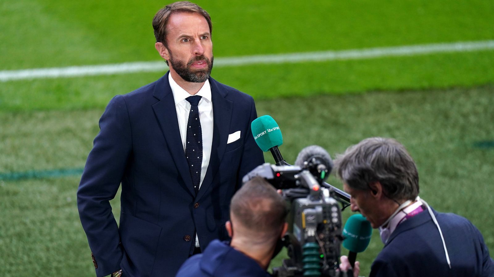 
                <strong>Gareth Southgate unter Druck</strong><br>
                Währenddessen, zeitgleich auf der selben Insel, nur südlicher, stand England-Trainer Gareth Southgate unter Druck. Nach dem müden 0:0 gegen eben jene Schotten gab es Kritik an ihm, seiner Spielweise und seiner Aufstellung. Ähnlich wie in Deutschland vor Spiel zwei wusste es jeder Experte besser.
              