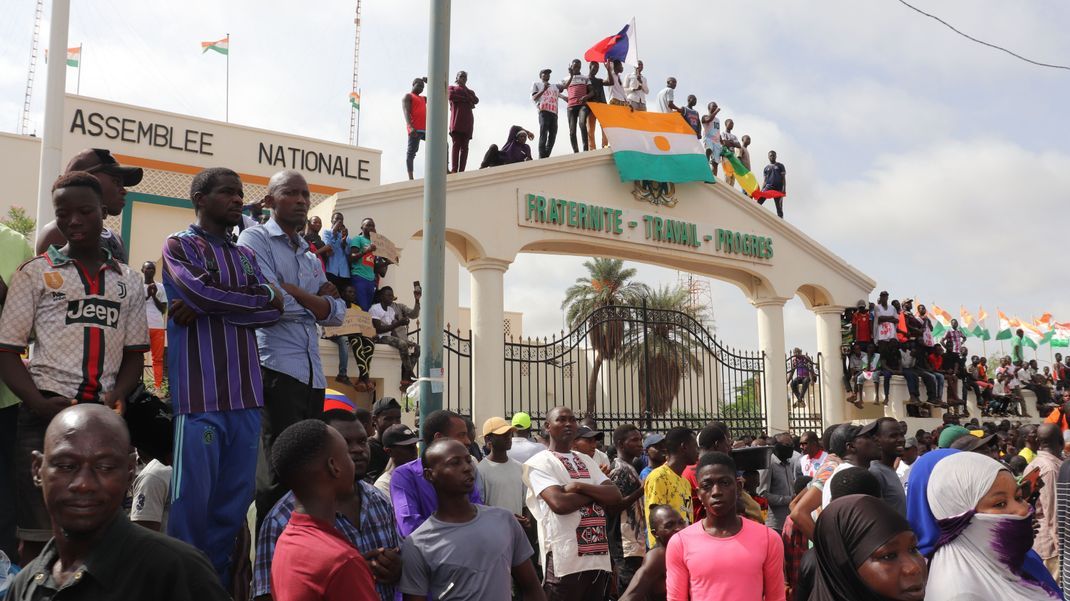Mehrere Menschen demonstrieren in Nigers Hauptstadt Niamey, um damit ihre Unterstützung für die Putschisten zu zeigen.