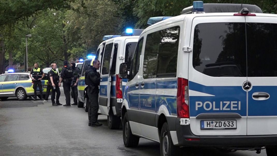 Nach einem Alarm in Hannover durchsuchte die Polizei eine Schule – Entwarnung folgte schnell.