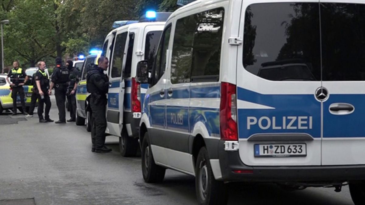 Polizei im Großeinsatz an einer Schule in Hannover
